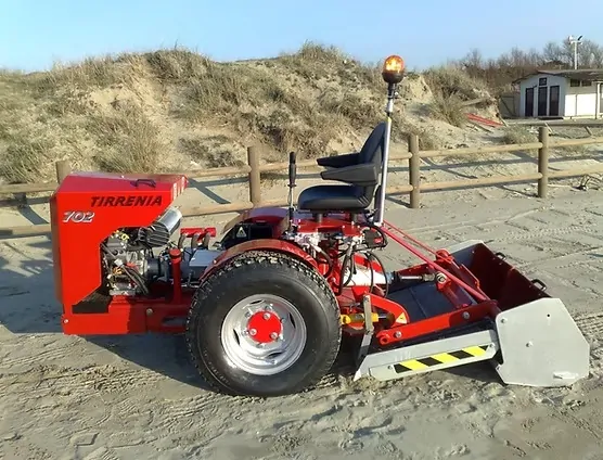 Barredora de Playa Autopropulsada Tirrenia 702 Midi - Barredoras de Playas
